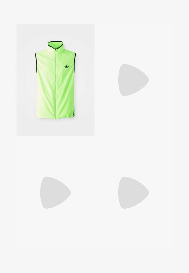 Neon zelena bezrukavna atletska majica s prednjim patentnim zatvaračem, visokim ovratnikom i crnim akcentima, s malim crnim logotipom na lijevoj strani grudi.; Bijela majica od pamuka, s crnim okruglim izrezom i tri crne pruge na svakom ramenu. Mali crni logo na prsima.; Bež traperice ravnog kroja s stražnjim džepovima, kontrastnim žutim šavovima i glatom teksturom tkanine. Imaju struk srednje visine.; adidas Originals GAZELLE - Dvoranske nogometne kopačke - liverpool fc/sea green/footwear white