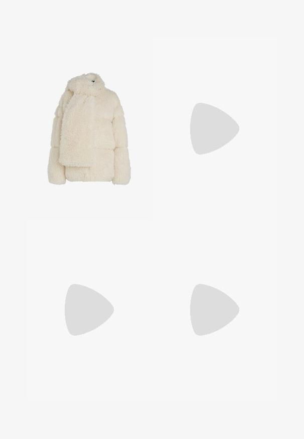 Kremo spalvos dirbtinio pūkų švarkas su aukštu apykakle, pūsto dizaino ir ilgu atitinkančiu šaliku. Toksdrus, minkšta medžiaga ir kvadratinė forma.; Juodas trumpomis rankovėmis marškinėliai, pagaminti iš medvilnės. Puošia balta grafika su tekstu "KARL" ir stilizuotu figūra ant krūtinės. Apvalus iškirpimas.; Juodos dirbtinės odos kelnės su krokodilo raštu, siauras kirpimas, tiesaus kirpimo dizainas, su priekiniais sagos uždarymu ir standartine juosmens juosta.; Juodi platforminiai sportbačiai su lygiu odiniu viršumi, plokščiomis raištelėmis ir išsiuvinėtu "Karl" logotipu šone. Apvalūs pirštai ir storas padas.