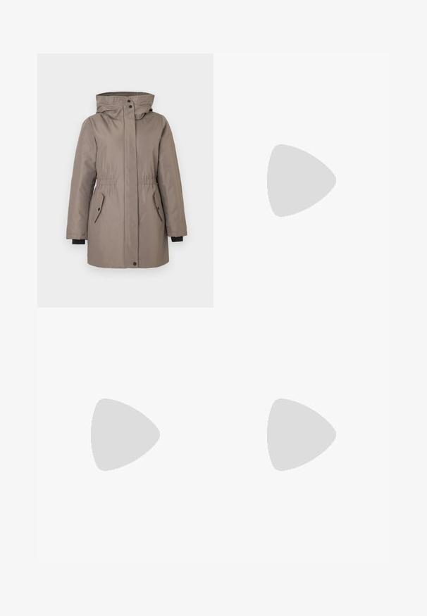 Világosbarna parka kapucnival, rugalmas derékrésszel, gombos záródással, két oldalsó zsebbel és fekete mandzsetta díszítéssel. Sima, texturált anyag.; Beige, bordázott, rövid ujjú felső kerek nyakkal és testhez simuló fazonnal, puha, rugalmas anyagból készült.; Fekete, magas derekú leggings rugalmas anyagból. Simának tűnő textúrával, karcsú szabással és diszkrét varrási részletekkel az oldalakon.; Fehér platform sportcipők, sima bőrszerű felsőrésszel, kerek formával, párnázott bokával és texturált gumitalppal, jól definiált mintázattal.