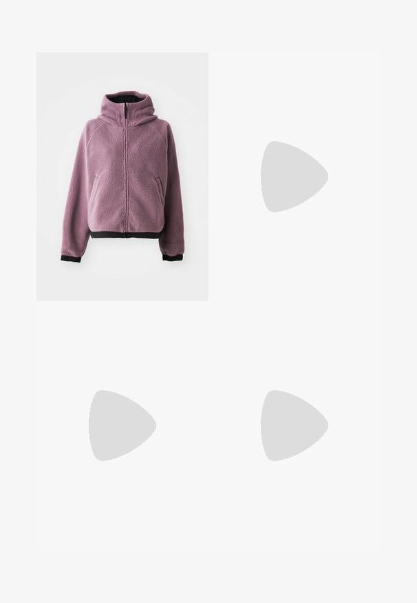 Giacca in fleece di un morbido lilla, con cappuccio, chiusura frontale con cerniera e polsini e orlo a costine neri. Include tasche laterali per riporre gli oggetti.; Top corto bianco realizzato in un materiale misto cotone. Presenta un'apertura a forma di chiave sul retro e dettagli del logo stampato in nero sulla parte anteriore.; Pantaloni a righe rosa e bianche con una vita elastica. Realizzati in materiale leggero, presentano un design rilassato e a gamba larga.; Sneakers Nike rosa e bianchi realizzati in pelle e materiale a rete, caratterizzati da design contrastanti, punta tonda e lacci e dettagli rosa coordinati.