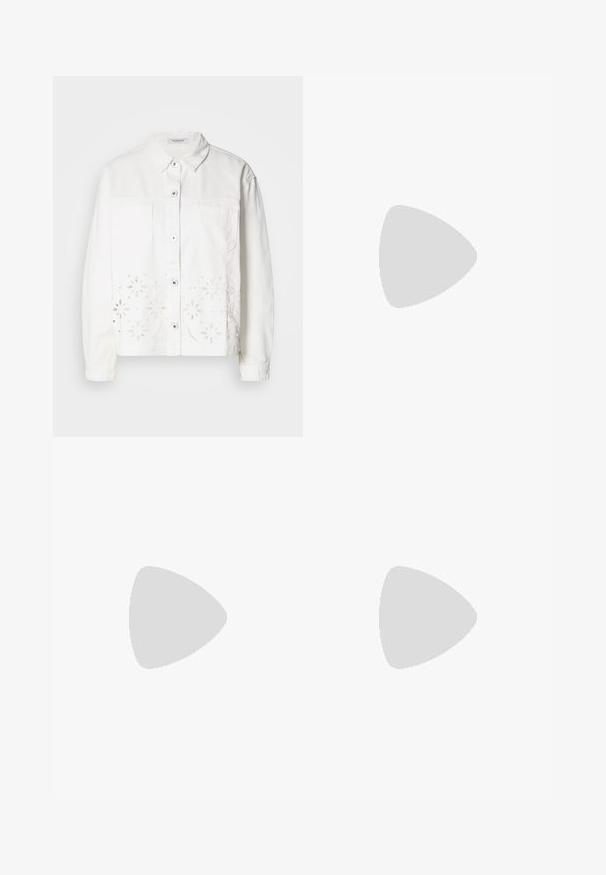 Giacca in denim bianco con chiusura a bottoni frontale, due tasche sul petto e ricamo floreale a sagoma lungo l'orlo inferiore.; Top in cotone bianco a spalla larga con spalline sottili. Tessuto liscio senza motivi visibili o decorazioni.; Pantaloni ampi in lino di colore beige chiaro con elastico in vita e dettaglio con coulisse. Presentano una superficie texture e leggermente stropicciata.; Décolletés Mary Jane bianchi in pelle con punta affilata, fibbia laterale e tacco basso nero. Texture liscia e design minimalista.; Borsa a tracolla in suede grigio con due manici in pelle scura. Presenta dettagli cuciti sui lati, una texture morbida e un'apertura spaziosa.; Quattro anelli in argento con disegni diversi: banda attorcigliata, curve sovrapposte, cristalli delicati e una banda liscia con piccoli dettagli.