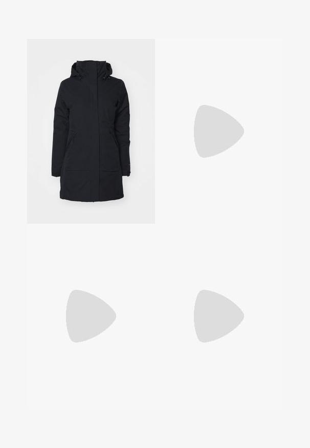Chaqueta negra impermeable con un collar alto y una capucha. Presenta dos bolsillos laterales y un corte recto, elaborada con un tejido texturizado.; The North Face SHADOW LONG SLEEVE - Camiseta de manga larga - black; Pantalones negros de corte slim, con bolsillos frontales con cremallera y una textura suave. Sin patrones ni adornos visibles.; Columbia PEAKFREAK - Zapatillas de senderismo - black