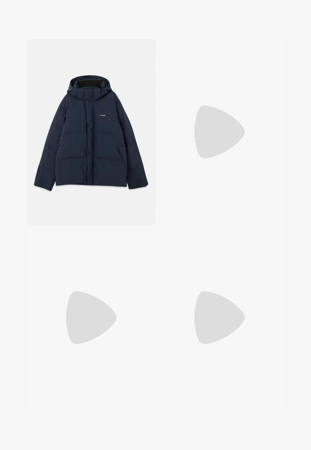 Navyblaue gepolsterte Jacke mit Kapuze, mit einem vorderen Reißverschluss, zwei seitlichen Taschen und einem kleinen Logo auf der Brust. Glattes, wasserabweisendes Material.; Hellgrau sweatshirt mit weißem strukturiertem Blumenmuster und dem gebogenen "Nanushka"-Text über dem Muster auf der Vorderseite.; Dunkelblaue Baumwollhosen mit geradem Bein, einem Frontknopfverschluss und einem klassischen Bund mit Gürtelschlaufen.; Schwarze Leder-Slipper mit runder Zehenform, dezenten gestickten Details und niedrigem Absatz, ausgestattet mit glatter Textur und minimalistischem Design.