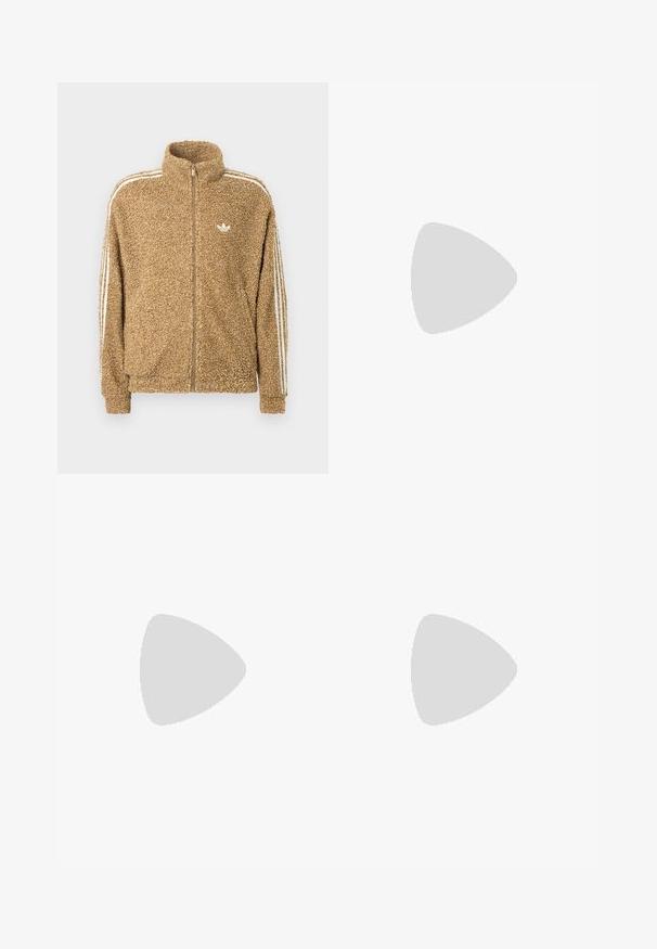 Giacca in felpa marrone e pelosa con collo alto, zip a tutta lunghezza e strisce bianche sui lati. Presenta un piccolo logo bianco sul petto.; T-shirt in cotone crema con scollatura rotonda e maniche corte; presenta un piccolo logo chiaro sul petto.; Pantaloni rettilinei marroni in tessuto misto cotone, dotati di chiusura con zip, bottone e tasche frontali. Tessuto liscio, design casual.; Sneaker beige con strisce verdi, con suola bianca e tomaia in pelle liscia. Vista laterale che evidenzia i dettagli dei lacci e il logo.