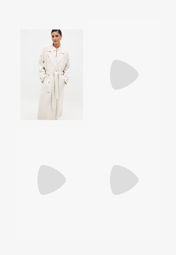 Beige pitkä takki, joka on valmistettu teksturoidusta kankaasta. Siinä on vyötärösidontanauha, leveät läpät ja kaksi suurta nappia etutaskuissa.; Harmaa neule lyhythihaisella sweaterilla, jossa on pyöreä kaula-aukko ja ribbauslahkeet. Kangas on sileä ja siinä on yksinkertainen, siisti muotoilu.; Valkoiset farkkushortsit suoran leikkauksen muotoilulla, joissa on korkea vyötärö, kaksi takataskua ja huomaamaton ommelainetyyli.; Mustat korkokengät, joissa on tyylikäs muotoilu, ohuet remmit ja ainutlaatuinen kolmiomainen korko. Pinta on sileä ja ulkoasu minimaalinen.