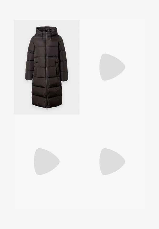 Zwarte pufferjas met capuchon, met een rits aan de voorkant, doorgestikt ontwerp en twee zijzakken; knielang met een gladde, geïsoleerde textuur.; Wit cropped t-shirt gemaakt van zachte katoen, met een ronde hals en korte, wijde mouwen. Eenvoudig, strak ontwerp zonder zichtbare patronen.; Wijduitlopende denim broek met een lichte naar donkere blauwe gradient, hoge taille, riemlussen en een bijpassende stoffen riem. Gestructureerde denimafwerking.; Zwarte enkellaarsjes van soepel leer, met een zijrits, chunky[getextureerde] hak en een ronde neus.