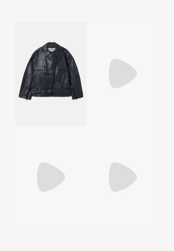 Chaqueta de cuero marina con un diseño estructurado, que presenta un cierre frontal con cremallera, dos bolsillos en el pecho y acentos marrones contrastantes en los hombros.; Alice + Olivia MICAH MUSCLE TANK - Top - twist and shout; Pantalones azul marino de tela suave, con un diseño de pierna recta, pliegues delanteros y bolsillos laterales para un aspecto ajustado.; Botas de cuero negro hasta la rodilla con una textura suave, punta cuadrada, tacón cuadrado y tirador lateral, con detalles de costura mínimos.