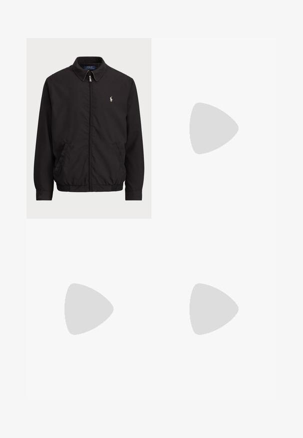 Jachetă neagră cu fermoar, cu guler clasic, manșete și tiv elastic, având un mic logo brodat pe buzunarul stâng al pieptului.; Hanorac lung cu maneci negre, dotat cu buzunar frontal, glugă cu șnur și logo alb Ralph Lauren centrat pe piept.; Jeans din denim de un albastru deschis, cu croială dreaptă, închidere cu buton, cinci buzunare, estompare subtilă și accente de cusătură.; Pantof sport alb cu partea superioară din piele texturată, vârf rotund, șireturi plate și un logo negru pe lateral. Talpă de cauciuc cu model antiderapant.