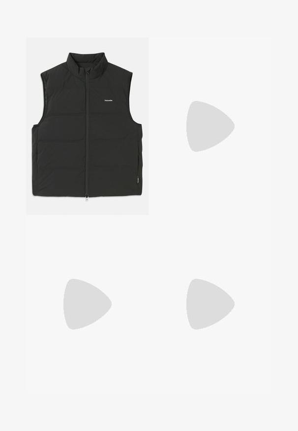 Μαύρο γιλέκο φουσκωτό με ψηλό γιακά, κλείσιμο με φερμουάρ και χωρίς μανίκια. Ελαφρύ ύφασμα με ορατές ραφές και μικρό λογότυπο στο στήθος.; Κοντομάνικο πουκάμισο με κουμπιά σε ανοιχτό μπεζ χρώμα με μπλε και κίτρινο γραφικό σχέδιο, που περιλαμβάνει σχέδια κειμένου και άνετη εφαρμογή.; NN.07 KAY - Παντελόνι - off white; Μαύρο πλεκτό παπούτσι slip-on με λείο δερμάτινο στοιχείο στο άνω μέρος, στρογγυλή μύτη και χαμηλό καουτσούκ πάτο.