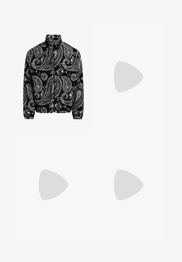 Redefined Rebel HARRY - Forro polar - black; Camiseta de manga corta azul marino, hecha de una tela suave, con un cuello redondo clásico y un corte relajado, sin patrones ni acentos visibles.; Pantalones de pierna ancha beige fabricados con tela de algodón. Cuentan con una cremallera de botones, pasadores para cinturón y bolsillos delanteros. Textura suave sin patrones visibles.; Botín Chelsea de cuero negro con paneles laterales elásticos, punta redondeada, tirador, costuras blancas en la suela y suela de goma texturizada.