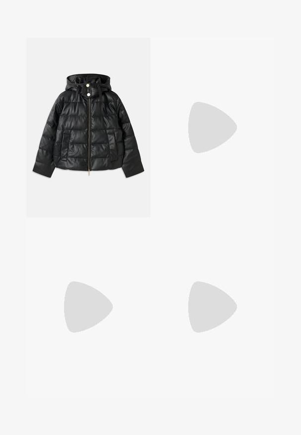 Svart boblejakke med hette, laget av faux lær. Har ribbet tekstur, frontglidelås, trykknapper og to sidelommer.; Svart kort t-skjorte laget av glatt stoff, med utskjærte detaljer og et frontlogo i naglet skrift. Enkel, atletisk silhuett.; Svart vid bukse med snøring i midjen, sidelommer, myk stoff og et elegant design.; Sorte slingback pumps med spiss tå, glanset skinnfinish og en liten hæl med gullakcent. Elegant design med åpen bak.