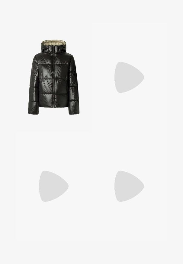 Giubbotto piumino nero con un esterno lucido e trapuntato, cappuccio, zip frontale e polsini elastici. L'interno presenta un colore chiaro a contrasto.; Maglietta nera a maniche lunghe con scollatura rotonda, dotata di maniche a soffietto arricciate e polsini aderenti. Realizzata in un materiale liscio e elasticizzato.; Pantaloni neri a gamba larga a vita alta con tasche a toppa anteriori e chiusura con bottone in vita.; Stivale alla caviglia in pelle marrone con pannelli elasticizzati neri, suola in gomma nera robusta e una linguetta sul retro per un facile indossamento.