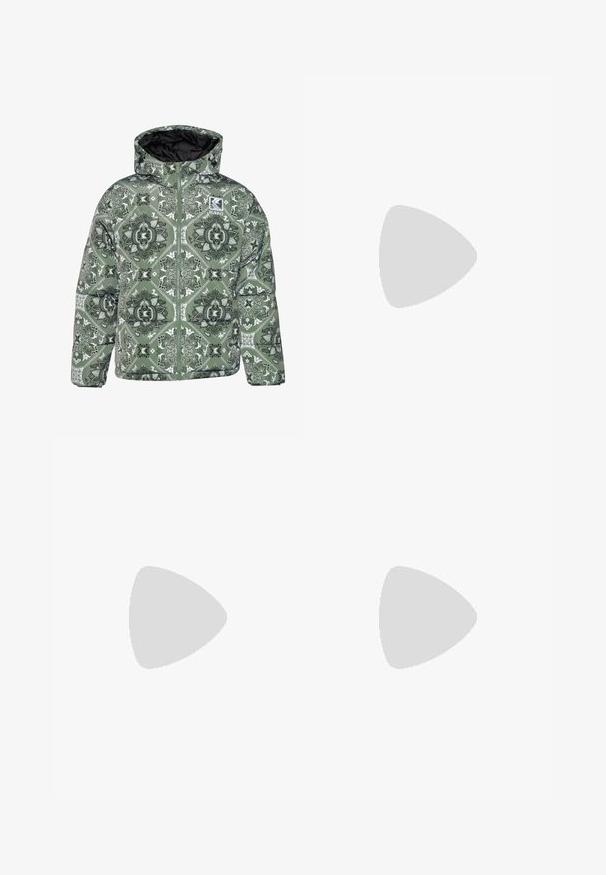 Polstrovaná zelená bunda s kapucí, která má černobílý složitý květinový vzor. Přední zip a logo na levém prsu.; Bílý bavlněný tričko s krátkým rukávem, kulatým výstřihem a malým modrým obdélníkovým logem potištěným na levé části hrudi. Hladká textura.; Světle modré džínové kalhoty, rovný střih, s knoflíkovým zapínáním, pěti kapsami a bočními smyčkami pro zvýšenou funkčnost.; Vysoké šedé tenisky Nike Air Force 1 s koženým svrškem, polstrovaným límcem a pásem na suchý zip. Ikonický design obsahuje perforovanou špičku.