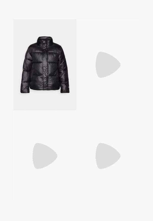 Svart pufferjacka med hög krage, quiltad design, glansig yta och en något kortad silhuett. Har långa ärmar och dragkedja framtill.; Olivgrön linne med en figurnära design, med tunna justerbara band och en slät, elastisk textur. Minimalistisk stil utan mönster.; Höga leggings i olivgrön. Tillverkade av stretchigt tyg med en mjuk yta, med sydda sömmar längs benen.; Svart läderankelsko med spetsig tå och klack i blockform. Slät textur, minimalistisk design och högskuren silhuett.