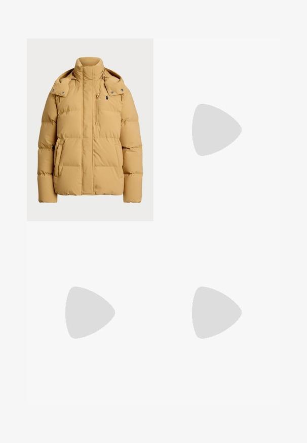 Żółta kurtka puchowa z wysokim kołnierzem, zapięciami na napy na ramionach, kieszenią na zamek z przodu oraz pikowaną teksturą dla dodatkowej izolacji.; Czarna sukienka bez rękawów z wysokim dekoltem, zdobiona koralikowymi akcentami na ramionach. Gładki materiał o prostym kroju.; Czarne skórzane mokasyny o błyszczącej powierzchni, z dwiema złotymi klamrami i niskim obcasem. Gładka tekstura z zaokrąglonym noskiem.; Czarna skórzana torebka o zaokrąglonym kształcie, z krótkim paskiem, centralnym złotym wykończeniem i gładką fakturą. Brak widocznych wzorów czy akcentów.