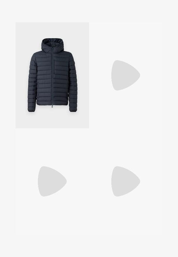 Casaco acolchoado azul-marinho escuro, com capuz, apresentando um fecho de correr frontal e costuras horizontais discretas. Tecido texturizado e um bolso no peito.; T-shirt de algodão branco com mangas curtas, decote redondo e um corte descontraído. Apresenta um design minimalista, sem padrões nem detalhes.; Calças de fato bejes feitas de um tecido macio, com uma cintura elástica com cordão, punhos na parte inferior e um bolso lateral com patch.; Sapatilha branca com um cabedal em couro liso e de perfil baixo. Apresenta um bico redondo, seis ilhoses e uma sola de borracha texturizada.