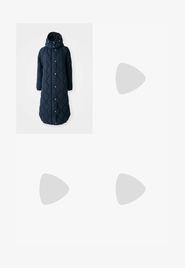 Gequilted, donkerblauwe lange jas met een capuchon, voorzien van drukknopen, elastische manchetten en een gemustreerd textuur voor extra warmte.; Zwarte lange mouwen rib top met een vierkante halslijn, gemaakt van rekbaar materiaal, strakke pasvorm en in een effen kleur zonder patronen of versieringen.; Nepvacht clutch in lichtgrijs met een harige textuur. Rechthoekige vorm met zachte, golvende strengen en zonder zichtbare hardware of accenten.; Foncé roze lederen schoen met een ronde neus, vetersluitingen en een zwarte platformzool die wordt geaccentueerd met gele stiksels.