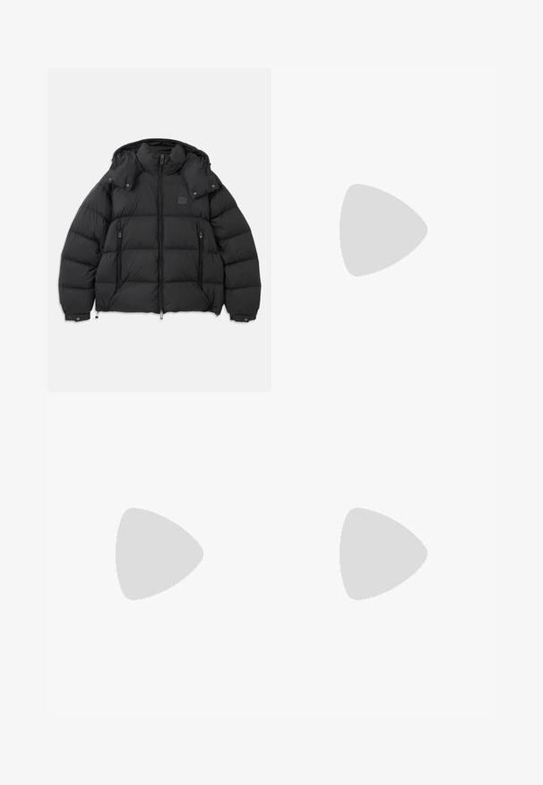 Zwarte pufferjack met een hoge kraag, afneembare capuchon, ritssluiting aan de voorkant en twee ritszakken aan de zijkant; voorzien van doorgestikte panelen.; Zwarte korte mouwen crew neck t-shirt met klein wit "Filling Pieces" tekstlogo op de linkerborst.; Khaki broek van katoen, met een recht gesneden ontwerp, twee zijzakken en een knoop- en ritssluiting.; Zwarte leren sneaker met grijze accenten, witte rubberen zool, ronde neus en zes zwarte oogjes voor veters. Textuurdetail aan de zijkant.