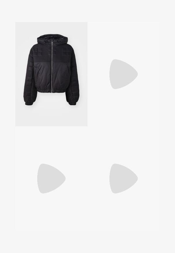 Chaqueta de abrigo negra con textura acolchada, capucha y puños elásticos. Presenta un cierre frontal de cremallera y un diseño corto.; Top negro de envoltura hecho de una tela suave, con mangas largas, un escote en V y un cinturón atado que acentúa la cintura. Textura suave.; Falda negra hecha de tela elástica, con una cinturilla elástica que presenta el logo "DKNY" en blanco. Textura suave, de corta longitud, diseño ajustado.; Botín negro de tobillo hecho de cuero suave, con cremallera lateral y un tacón bloque texturizado. Diseño de deslizamiento con punta redondeada.