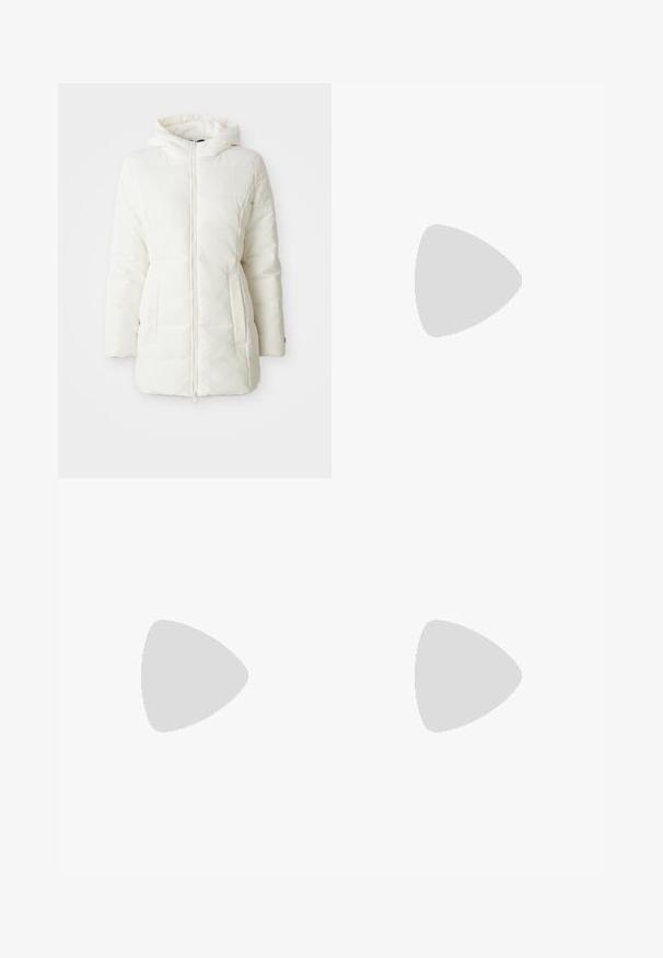 Hvit polstret jakke med hette, med frontglidelås, sidelommer og en glatt tekstur. Enkel design uten mønstre.; Hvit t-skjorte med korte ermer og rund hals, med en svart EA7-logo på venstre bryst og en glatt, pustende stoffkvalitet.; Marinefargede skreddersydde bukser med rett snitt, med en glatt tekstur, to frontlommer og en ren linning.; Sølv- og hvit sportsko med mesh og syntetisk materiale, polstret krage, svarte detaljer og en kraftig såle. Svart logo detaljer på siden.