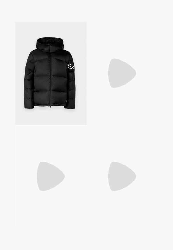 Giacca a vento nera con cappuccio, design trapuntato, zip frontale e grande logo sulla manica sinistra; texture liscia e imbottitura isolante.; T-shirt bianco in cotone con scollatura rotonda e maniche corte, con il logo oro EA7 Emporio Armani stampato sul fronte.; Jeans in denim bianco con vestibilità dritta, design a cinque tasche e accessori in metallo argentato. Il materiale ha una texture liscia e uno stile semplice.; Sneaker in pelle bianca con una finitura liscia, punta rotonda, lacci piatti e suola testurizzata. Presenta un logo discreto sul tallone.