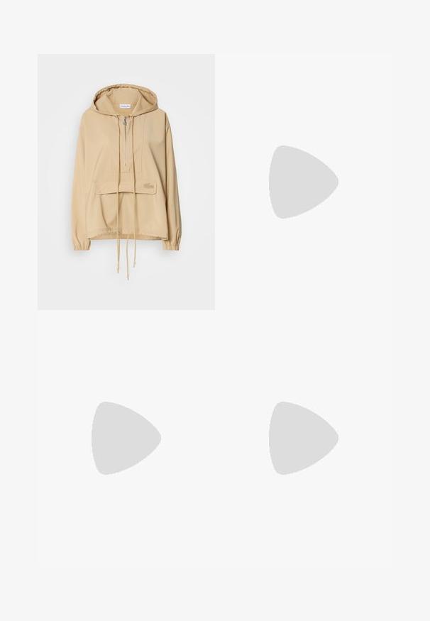 Sudadera con capucha de color beige, con medio cierre, bolsillo tipo canguro en la parte frontal, dobladillo ajustable con cordón, puños acanalados y un logo bordado en el bolsillo.; Camiseta sin mangas de color amarillo claro con tirantes finos, hecha de una tela suave y elástica. Presenta una silueta ajustada y un sutil detalle de logo.; Pantalones de lounge de pierna ancha en crema claro, hechos de una tela suave, con cintura ajustable con cordón y un sutil patrón en relieve en toda su superficie.; Zapatillas de denim con suela de goma blanca, parte superior texturizada en azul con patrones de logotipo y cordones blancos. Detalles en azul en el talón y la lengua.