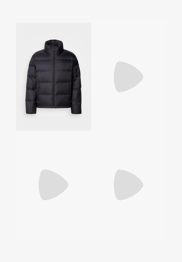 Calvin Klein PUFFER - Dunjacka - black; Mörkblå pikétröja av bomull. Har en klassisk krage, två-knappsstängning, korta ärmar och en liten logotyp på bröstet.; Mörkblå rak ben jeans av denim med subtil blekning på låren och en knappstängning vid midjan, visad mot en vit bakgrund.; Blå mockaskor med vit gummisula, snörningsdesign, rund tå och kontrasterande tan-inredning. Subtila sömnadsdetaljer.