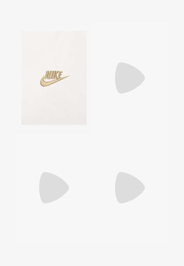Nike-Logo in goldfarbener Stickerei auf einem strukturierten weißen Stoffhintergrund, mit stilisierter Schrift und einem ausgeprägten Swoosh-Design.; Cremefarbene Baumwoll-T-Shirt mit einer rot-weißen Grafiktasche, die ein Bullenlogo zeigt, sowie einem kleinen roten Nike-Swoosh auf dem linken Ärmel.; Schwarze lässige Hosen mit Kordelzug und seitlichen Eingrifftaschen sowie geradem Bein auf einem einfarbigen Hintergrund.; Weiße und cremfarbene Sneakers mit rotem Akzent, ausgestattet mit Mesh- und Wildledermaterialien, strukturierten Details und einem Riemen über der Vorderseite.