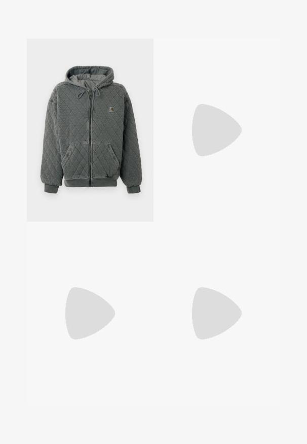 Γκρι διακοσμημένο hoodie με φερμουάρ μπροστά, κουκούλα με κορδόνι και μεγάλες τσέπες. Διαθέτει πλεκτούς καρπούς και στρίφωμα με μια μικρή ετικέτα λογότυπου στο στήθος.; Πέντε μακρυμάνικες μπλούζες σε λευκό, μαύρο, σκούρο ναυτικό, γκρι και ανοιχτό γκρι. Φτιαγμένες από απαλό ύφασμα, με στρογγυλές λαιμικές και ριμπ μανσέτες.; Γκρι τζιν παντελόνι σε φαρδύ στιλ με ψηλή μέση, που διαθέτει μπροστινές τσέπες, θηλιές ζώνης και κουμπί κλεισίματος στη μέση.; Γκρίζα και ασημένια αθλητικά παπούτσια Nike Shox με κομψό σχεδιασμό, από πλέγμα και συνθετικά υλικά, στρογγυλή μύτη και επενδεδυμένο κολάρο.