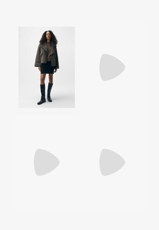 Texturovaná hnědá ovčí bunda s širokými klopami, fitted hnědý svetr, černá mini sukně a kožené vysoké boty do kolen.; Bílé tričko s krátkým rukávem a kulatým výstřihem, s celoplošným vzorem malých černých teček. Měkká tkanina a volný střih.; Široké modré džíny z denimu s pěti kapsami, zapínáním na knoflík a kontrastním prošíváním, které mají měkký a texturovaný povrch.; Černé semišové tenisky s bílými akcenty, s zaoblenou špičkou, silnou bílou podrážkou a klasickým šněrovacím designem, nošeny s bílými ponožkami a fialovými kalhotami.