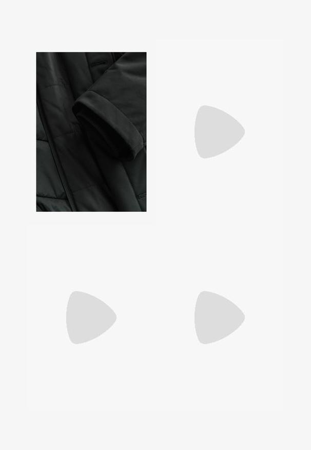 Svart isolerad jacka med slät yta, ribbad manchett och stilren design. Har en kviltad textur och dolda fickor.; Mörkgrön skjorta med knappar, krage, lång ärm och en enda bröstficka; har vita knappar och en mjuk textur.; Grå randiga byxor i ett tyg med en slät textur. Har en framknappsstängning och rak ben-design för en skräddarsydd passform.; Svart lädersko i slip-on-modell med en slät ovandel, sömnadsdetaljer, rund tå och låg gummihäl. Sulan har minimal mönstring.