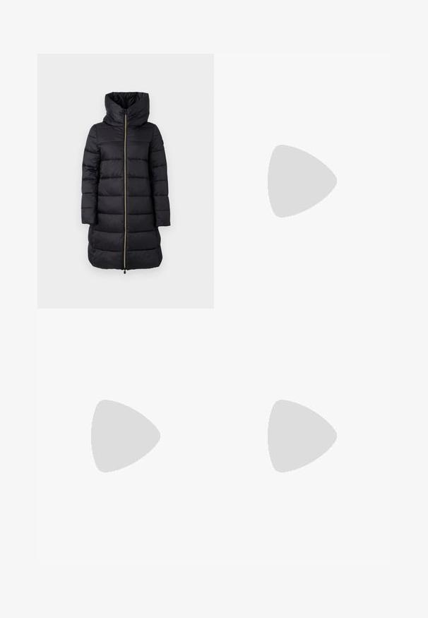 Černý prošívaný kabát s vysokým límcem a plným zipem. Obsahuje horizontálně prošívaný vzor a dlouhé rukávy.; Bavlněné tričko s horizontálními námořnickými pruhy na bílém pozadí. Na hrudi je výšivka "Tommy Hilfiger" v kurzívě. Kulatý výstřih.; Tmavě modré džíny z denimu se střihom rovného nohavice, s vysokým pasem, pěti kapsami a kontrastním prošíváním. Bez zdobení.; Bílé kožené tenisky s tlustou bílou podrážkou, černým semišovým akcentem na patě a vyraženým logem na boku. Šněrovací design se šesti očka.