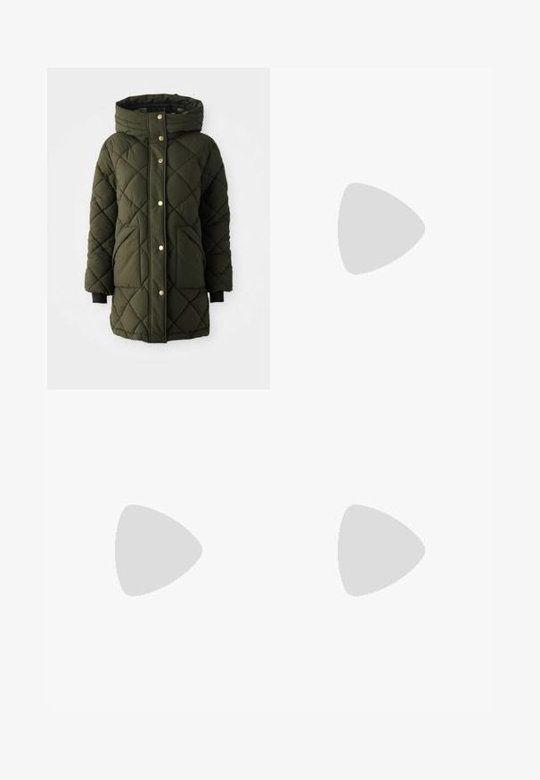 Olíva zöld steppelt pufi kabát kapucnival, arany gombos záródással, oldalsó zsebekkel és fekete kötött mandzsettákkal. Közvetlen szabásvonalú dizájn.; Sötétkék garbó pulóver bordázott textúrával, széles ujjakkal és laza szabással. Puha anyag és minimalista dizájn.; Világoskék, magas derekú, bő szárú farmernadrág, elülső gombbal és cipzárral, elülső és hátsó zsebekkel, fehér háttérrel.; Barna velúr slip-on cipő texturált gyapjú béléssel és dekoratív etnikai stílusú varrással a gallér körül. Gumitalppal rendelkezik.; Barna velúr válltáska fekete bőr füllel, széles, laza formával és minimalista dizájnnal, amelyet egy barna nadrágos személy tart.