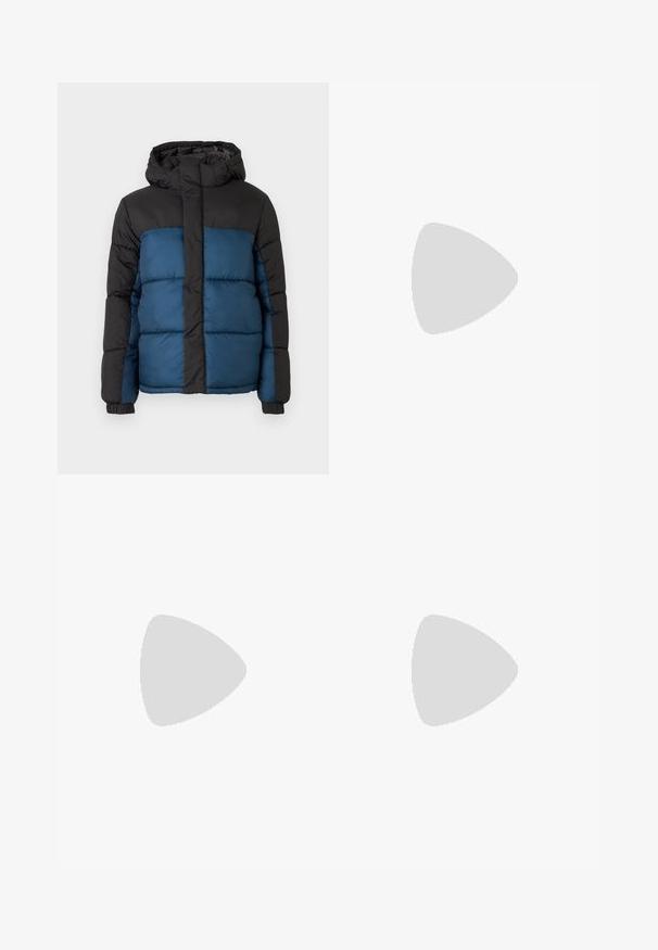 Padded jacket s čiernou kapucňou a hornou časťou, s modrou spodnou časťou. Dizajn obsahuje horizontálne prešité panely a elastické manžety.; Biela krátka tričko s krátkym rukávom so žebrovanou textúrou. Okrúhly výstrih, uvoľnený strih, žiadne viditeľné vzory ani akcenty. Jednoduchý a všestranný dizajn.; Šedé denimové džínsy s úzkym strihom, s vonkajším zipom, páskovými slučkami, prednými vreckami a vyblednutým vzhľadom. Štandardný rovný strih nohy.; Tenisky s sieťovinou v námorníckej modrej farbe, so sivými semišovými detailmi, bielou gumovou podrážkou a plochými bielymi šnúrkami, navrhnuté pre pohodlie a priedušnosť.