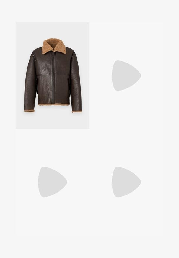 Veste en cuir marron avec un col en shearling beige. Elle possède une fermeture éclair à l'avant, des poches latérales et une coupe légèrement ample avec une surface texturée.; Polo à manches courtes en bleu sarcelle, fabriqué dans un tissu doux. Il présente un col, un plastron à trois boutons et un ourlet élastiqué pour un ajustement décontracté.; Filippa K WIDE TROUSERS - Pantalon classique - driftwood; Mocassin en cuir noir avec une finition brillante, bout arrondi, détails de couture subtils et semelle en caoutchouc épaisse pour la durabilité.