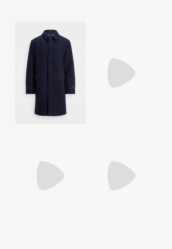 Mornarsko volneno plašč s sprednjim gumbom, koničastim ovratnikom, dvema stranskima žepoma in gumbastimi manšetami. Gladka tekstura z subtilnimi podrobnostmi vzorca.; Svetlo modra srajca s potiskom karo vzorca, dolgimi rokavi, ošiljenim ovratnikom in majhno vezeno logotipom na prsih.; Mornarji modri šortje iz gladkega materiala z gumbom za zapiranje, stranskimi žepi in ravnim krojem.; Bež nubuk loafers s šivano podrobnostjo, ravnim gumijastim podplatom in majhnim logotipom ob strani. Klasična zasnova za enostavno obuvanje, mehak material.