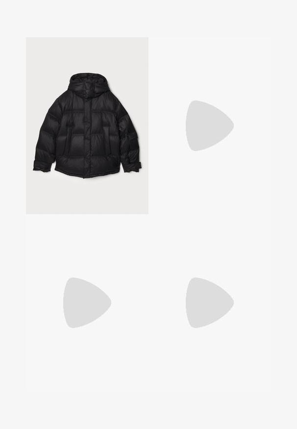 Veste rembourrée noire avec capuche, présentant un design matelassé et plusieurs grandes poches avant. Le tissu semble lisse et brillant.; T-shirt à manches longues de couleur gris foncé en coton, avec des coutures jaunes contrastantes, un col ras du cou et un logo sur le devant.; Pantalons en denim foncé avec une coupe ample, ornés de motifs graphiques bleus et d'une fermeture à bouton. Le tissu présente un aspect texturé et des jambes droites.; Bottines noires avec une tige en suede lisse et une semelle en caoutchouc, présentant un design minimaliste et une languette à l'arrière pour un enfilage facile.