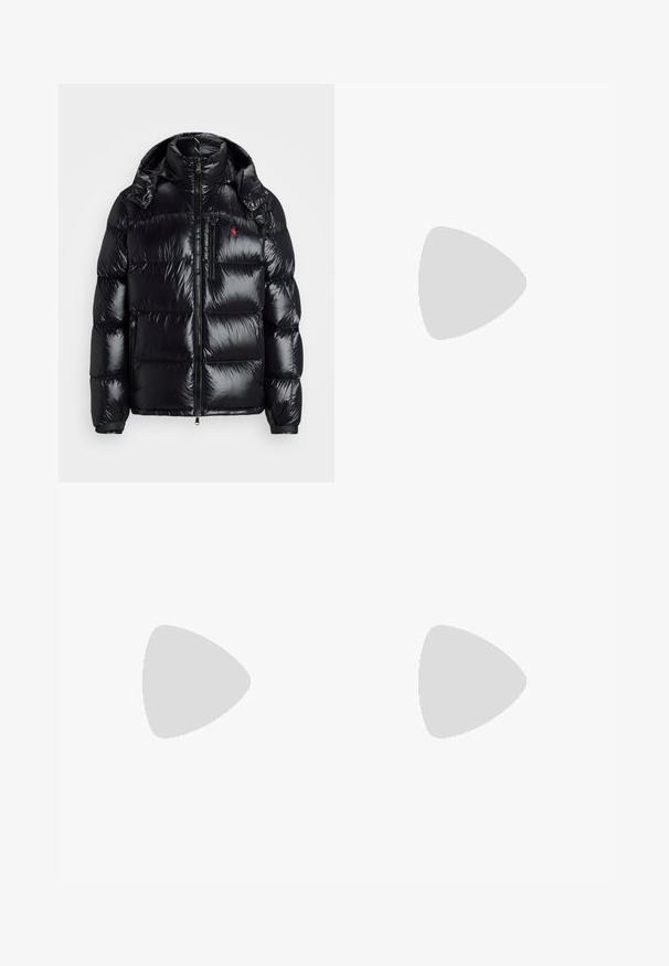 Casaco puffer preto com um design brilhante e acolchoado. Apresenta um colarinho alto, dois bolsos com zíper e um pequeno logótipo no peito.; Camisola de manga longa preta feita de algodão. Apresenta um colarinho redondo, punhos canelados e um pequeno logo bordado vermelho no peito. Textura suave.; Jeans de ganga cinzentos, ajustados, com pernas retas. Apresentam um design clássico de cinco bolsos, detalhes de costura e uma leve textura desbotada.; Sapatilha baixa em preto e branco com parte superior em malha e camurça, atacadores brancos, sola branca e um logo de jogador de polo na lateral.
