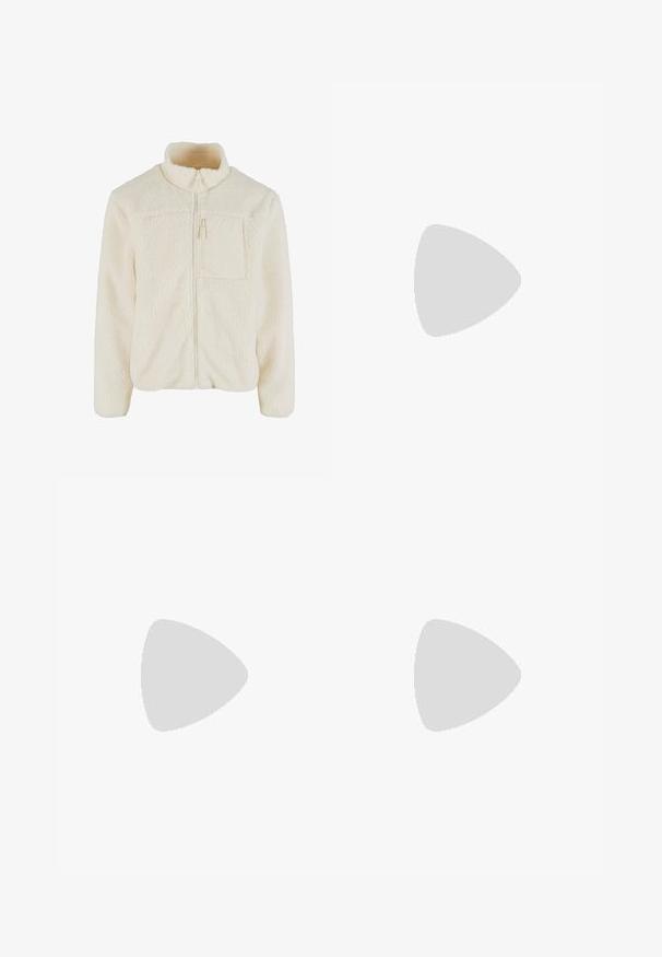 Fleece bunda v jasně krémové barvě s vysokým límcem a zipovým uzavřením. Obsahuje malou zipovou kapsu na levé straně hrudi a texturovanou tkaninu.; Bílá bavlněná tričko s černým kulatým výstřihem a třemi černými pruhy na každém rameni. Malé černé logo na hrudi.; Tmavě modré džíny z denimu se rovnými nohavicemi, které mají klasický pětiglňkový styl a viditelné kovové zapínání na knoflík v pase.; Černé semišové tenisky se žlutými akcenty, vybavené třemi pruhy a hnědou gumovou podrážkou. Obsahují polstrovaný jazyk pro pohodlí.