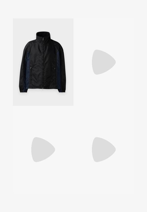 Sort og marineblå vindjakke med højt krave, lynlås foran og sidelommer, elastiske manchetter og en glat tekstur.; Kortærmet T-shirt med et mønstret design i sort, hvid og nuancer af brun, som har varierede teksturer og et abstrakt tribalmotiv.; Sorte, bomulds lige bukser med knaplukning. Har sidelommer og et minimalistisk design uden synlige mønstre eller detaljer.; Sort atletiksko med meshmateriale og syntetiske detaljer, afrundet tå, tekstureret sål og kontrasterende glatte detaljer på overdelen.
