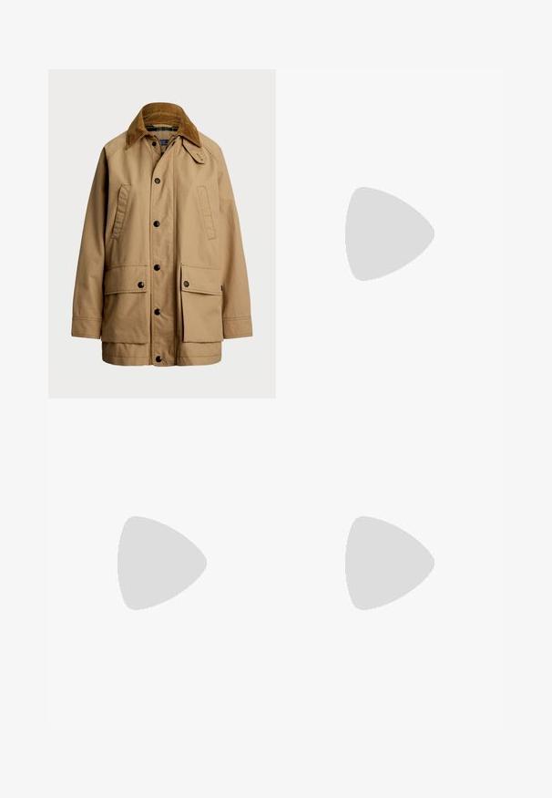 Polo Ralph Lauren COTTON UTILITY JACKET - Poletna jakna - vintage khaki; Rjava pletena jopica z okroglim ovratnikom, rebrastimi manšetami in robom, z majhnim logotipom na prsih, izdelana iz teksturirane tkanine.; Široke bele kavbojke z žepi na straneh in naravnim krojem, ki vključujejo gumbasto zapiranje in kontrastne šive.; UGG NEW HEIGHTS CUFF - Zimski škornji - chestnut