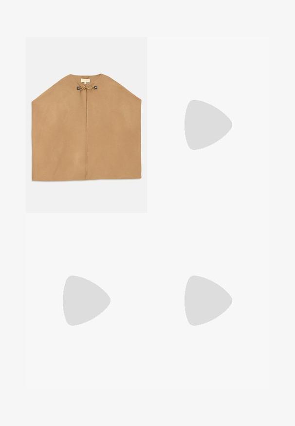 Kappa i mjukt kamelfärgat tyg med rund halsringning, öppen framsida och guldhardware med kedjedetalj vid stängningen. Slät textur.; MISBHV MONOGRAM SPAGHETTI - Linne - black/beige; The Kooples PANTALON SEUL - Tygbyxor - black; Svart lädersko med slingback-design, spetsig tå, dekorativa remmar med metallöglor och en låg klack. Texturerad yta.