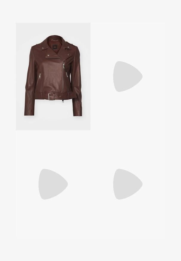 Giacca da biker in pelle marrone con vita cinturata, zip asimmetrica, accessori in argento e spalline. Texture liscia, design aderente.; T-shirt in cotone blu navy con maniche corte, scollatura tonda e un piccolo logo in strass sul lato sinistro del petto.; Pantaloni neri su misura con un design a gamba dritta, caratterizzati da una texture liscia e pieghe ben definite sul davanti. Senza hardware visibile.; Sneakers in suede beige con suola in gomma bianca e design con lacci. Accentuati da una linguetta nera testurizzata sul retro. Indossati con calzini bianchi a coste.; Orecchini a cerchio in oro con un design liscio e arrotondato, caratterizzati da una finitura lucida. Presentano un sottile perno in metallo per una chiusura sicura.
