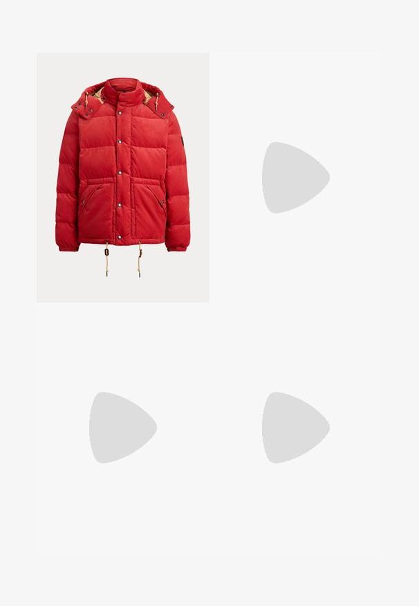 Rød kordfløjl pufferjakke med høj krave, trykknapper, to frontlommer og justerbare snore i kanten og hætten.; Kortærmet t-shirt i off-white bomuld, der har en tekstureret diamantlappes med et prægede design på venstre bryst.; Lysebrune skræddersyede bukser med lige ben, bæltestropper, front søm og skjult lukning, præsenteret fladt på hvid baggrund.; Hvide lædersneakers med grå ruskindsdetaljer, snørebåndsdesign, hævet tab og tekstureret gummisål med zigzag-mønster.