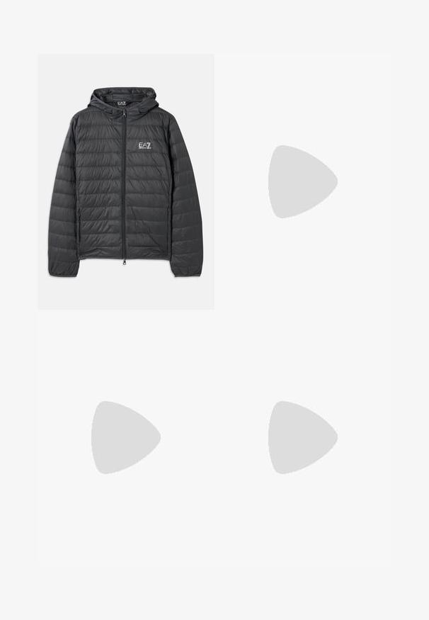 Svart dunjakke med hette, quiltet design, frontlukking med glidelås, og EA7-logo på venstre bryst. Lett og glatt tekstur.; Kremfarget langermet polo-skjorte med v-hals. Mykt stoff, ribbede ermer og hem detaljer. Enkel design uten mønstre eller aksenter.; Hvite, skreddersydde bukser med flat front, to legg, og oppbrett. Laget av et glatt stoff med knappelukking i livet.; Hvit sneakers med semsket detaljer, rund tå, flate snøringer og en kremfarget gummisåle. Har grønn merking på hælen.