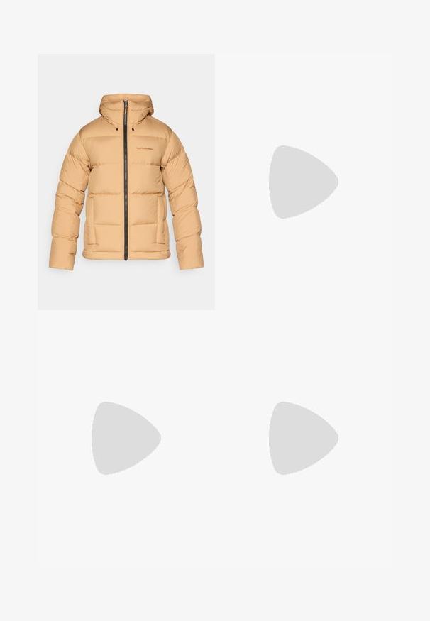 Giacca a vento beige con cappuccio, dotata di chiusura con zip, motivo trapuntato e due tasche laterali. Realizzata in un materiale liscio e leggero.; Camicia a maniche lunghe in tessuto grigio, con collo rotondo e un logo grafico bianco sul lato sinistro del petto. Texture morbida e design semplice.; Pantaloni di velluto a coste marroni con una superficie testurizzata, dotati di una cintura nera regolabile, tasche laterali e una vestibilità comoda. I pantaloni si stringono verso le caviglie.; Pantaloni impermeabili neri con una vestibilità rilassata, dotati di una piccola tasca laterale. Abbinati a scarpe da trekking robuste nere e grigie con un motivo.