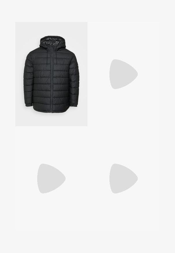 Juoda pūkinė striukė su kapišonu, pasižyminti siuvine nutaikyta raštais, priekyje užtrauktuku, su raištelių reguliavimu ir elastinėmis rankogaliais, kad būtų patogiai prigludusi.; Tamsiai mėlynas džemperis, pagamintas iš minkštos medvilnės mišinio, su apvaliu kaklu, ilgomis rankovėmis ir aplikacija ant rankogalių bei apačios. Minimalistinis dizainas be raštų.; Juodi kelnių šviesaus audinio, tiesaus kirpimo, su priekyje esančia mygtuko uždarymo sistema, diržo kilpomis ir šoninėmis kišenėmis.; Sportiniai bateliai su tamsiai mėlynu tinkliniu viršumi, pilkais zomšiniais akcentais, balta guma padanga ir plokščiomis baltomis raištelėmis, sukurti komfortui ir oro pralaidumui.