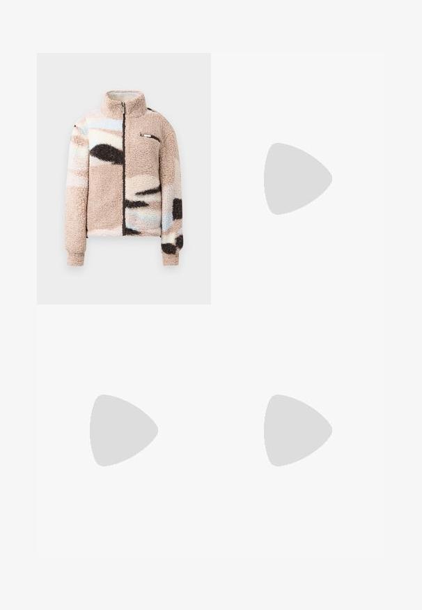 Chaqueta de forro polar beige y suave con cremallera frontal, que presenta patrones abstractos en tonos pastel y un pequeño bolsillo en el pecho con acentos metálicos.; Top negro de manga larga con escote redondo que presenta un detalle de rayas multicolores en el cuello. Tejido suave con un ajuste relajado.; Minifalda de mezclilla con estampado de camuflaje en verde oscuro y negro, con cintura alta, cuatro bolsillos y acentos metálicos. De corte recto y de longitud media.; Botín negro de cuero hasta el tobillo con punta redondeada, tacón cuadrado, cremallera lateral y detalles de costura en el empeine. Textura suave, diseño clásico.; Bolso de mano de cuero negro con un diseño curvado, que cuenta con tachuelas plateadas, una hebilla y dos bolsillos laterales. Correa ajustable para opciones de transporte.