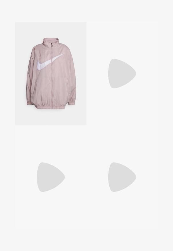 Helle pinke Nike-Windbreaker-Jacke mit hohem Kragen, durchgehendem Reißverschluss und großem weißen Logo auf der Vorderseite. Elastische Bündchen und Saum.; Weißes T-Shirt mit kurzen Ärmeln und türkisfarbenem Aufdruck einer Sonne, die über den Wellen des Ozeans untergeht, mit Palmen, Hibiskusblüten und dem Text "Rip Curl".; Dunkelblaue Sweatpants aus weichem Material, mit einem elastischen Bund und Kordelzug, elastischen Bündchen und einem kleinen weißen Logo.; Schwarzer leichter Rock mit seitlichen Schlitzen und verstellbarem Kordelzugsaum, kombiniert mit weißen und beigen Nike-Sneakern und weißen Kniestrümpfen.