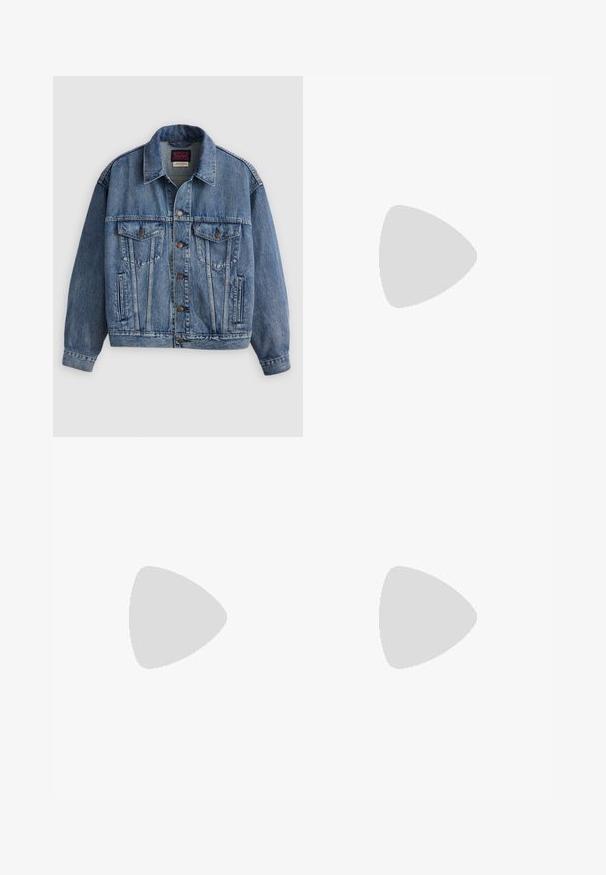 Veste en denim bleu clair, avec un col, une fermeture à boutons, deux poches poitrine, des poches latérales et une coupe décontractée avec un tissu texturé.; T-shirt en coton à manches courtes bleu marine avec "London Fields Superstore" brodé en vert et rouge sur le haut à gauche de la poitrine.; Jeans en denim bleu clair avec une coupe droite, comportant cinq poches et une fermeture à boutons. Texture usée avec des zones décolorées.; Sneaker blanche en cuir lisse, avec un bout perforé, une semelle en caoutchouc texturée, des lacets plats et un logo 'N' bien visible sur le côté.